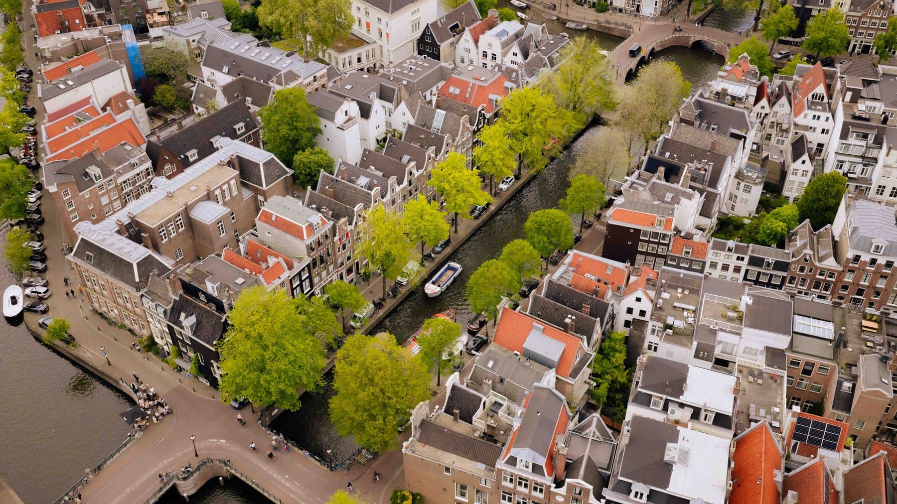Luchtfoto van de Club Amstel boot door de Amsterdamse grachten