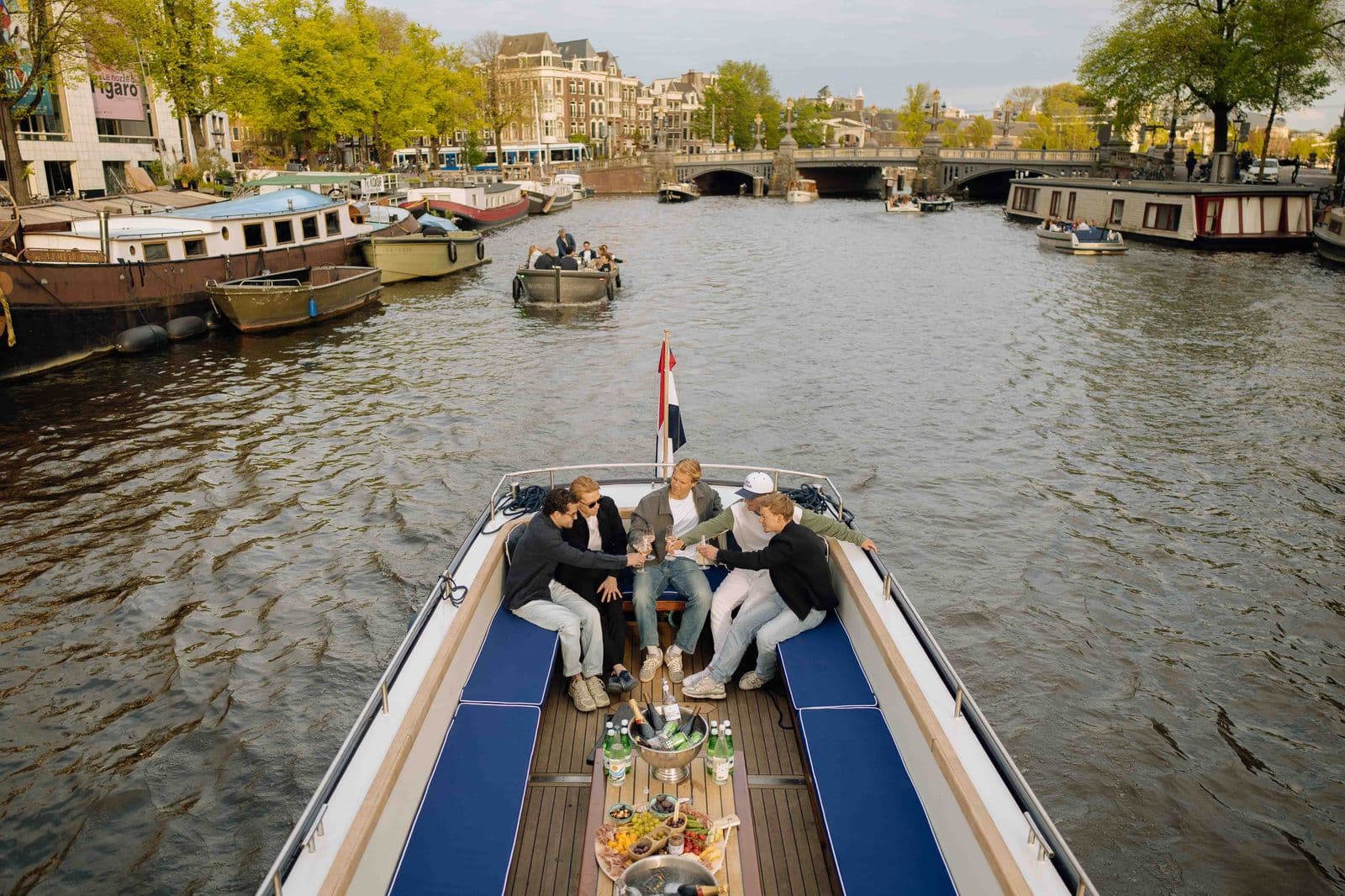 Groep op de boot richting de Amstel